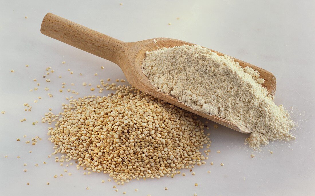 Quinoa und Quinoamehl auf Schaufel