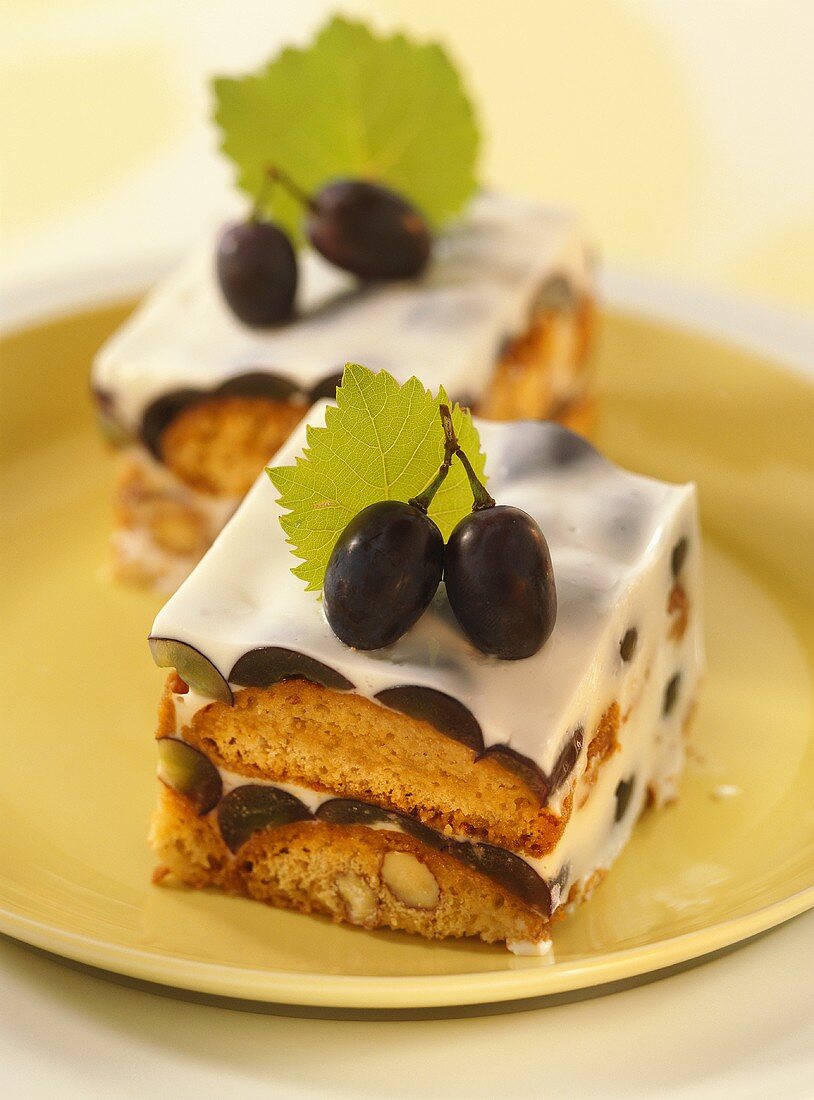 Trauben-Cantuccini-Kuchen mit Weinblättern