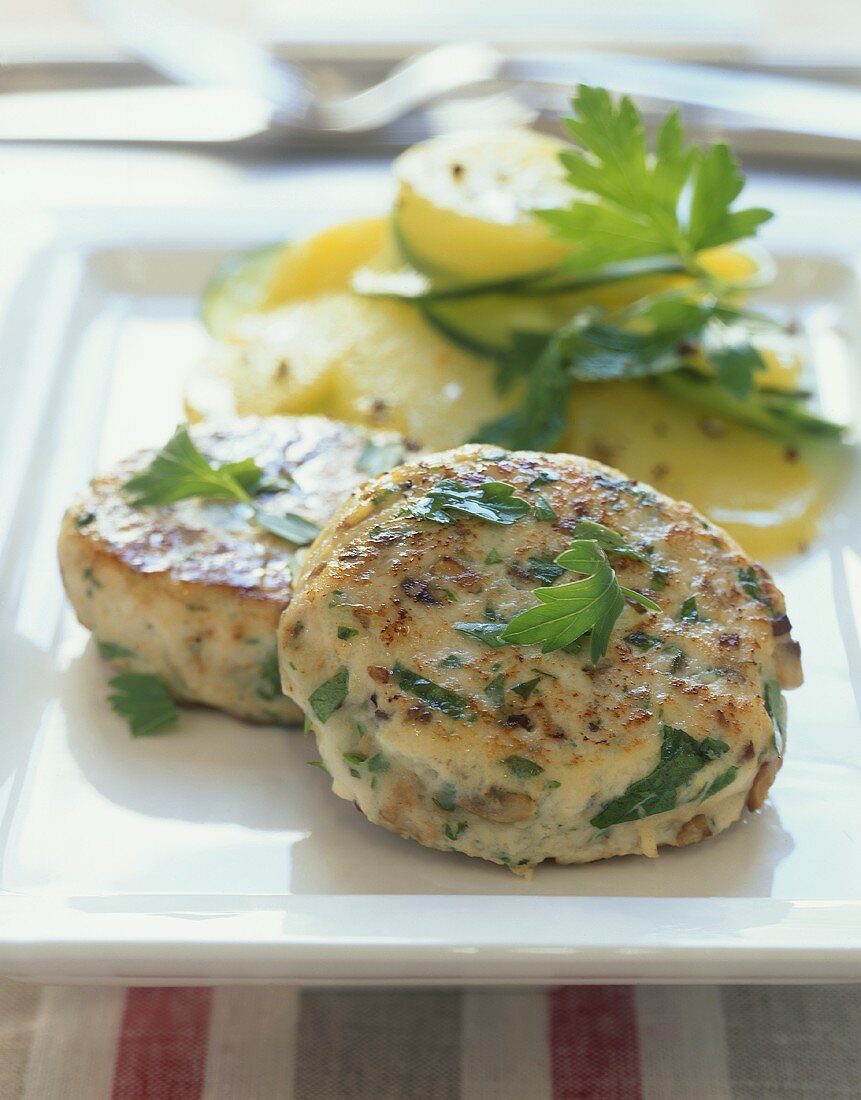 Hähnchen-Pilz-Frikadellen mit Kartoffelsalat