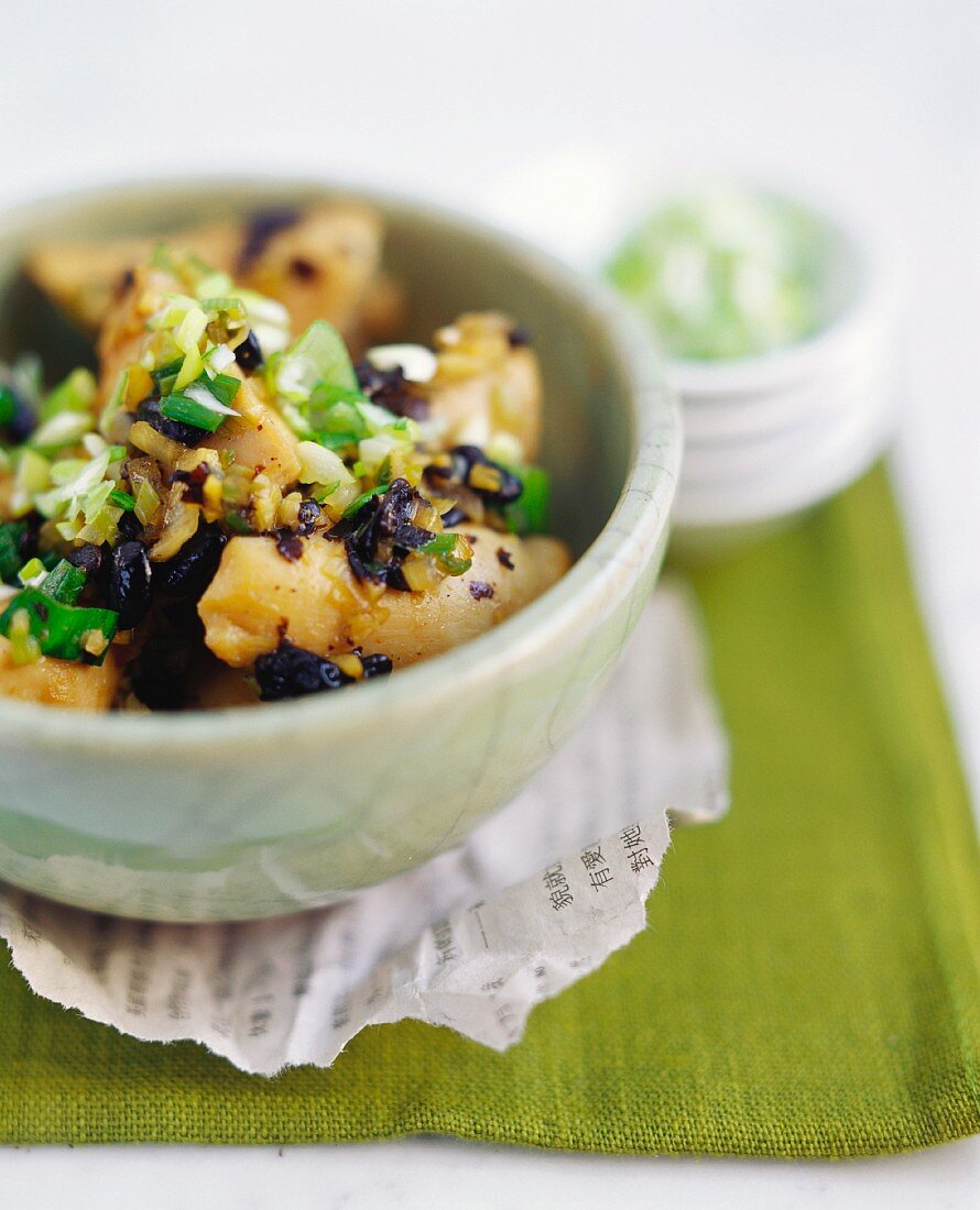 Hähnchen in schwarzer Bohnensauce (China)