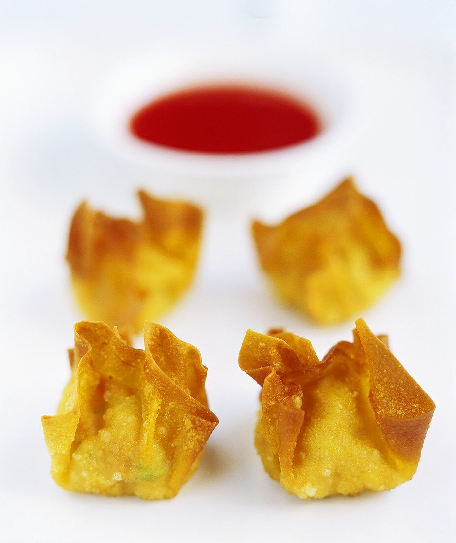 Knusprige Wontons mit Dip