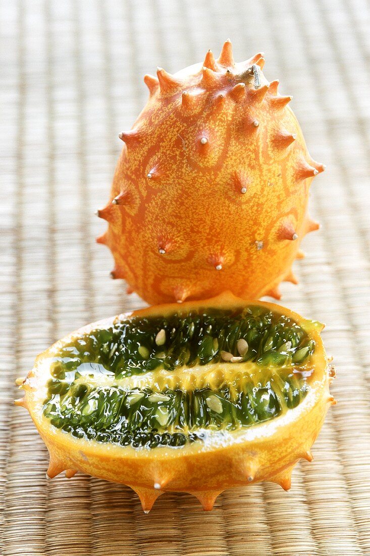 Ganze und halbe Kiwano