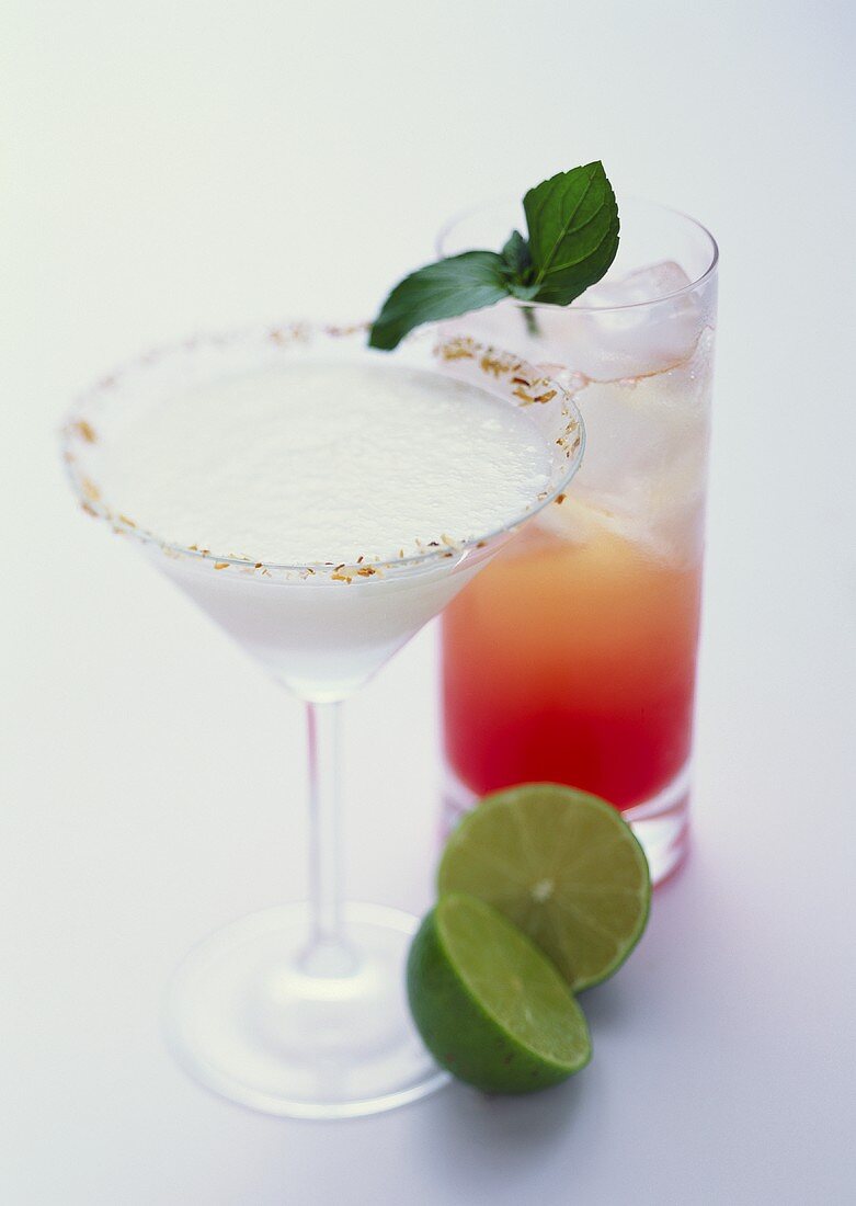 Zwei Cocktails mit Tequila: Pink Panther, Snowcap