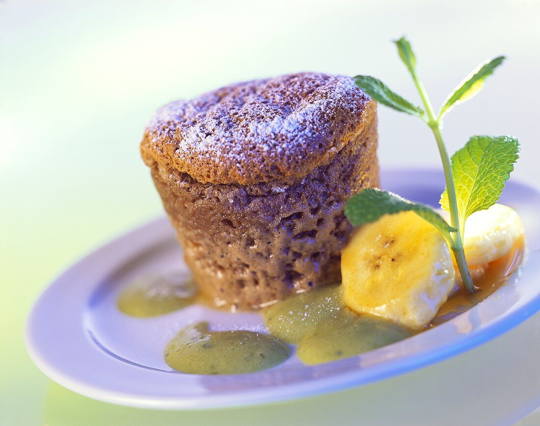 Schokoladensouffle mit Bananen und Minzsauce