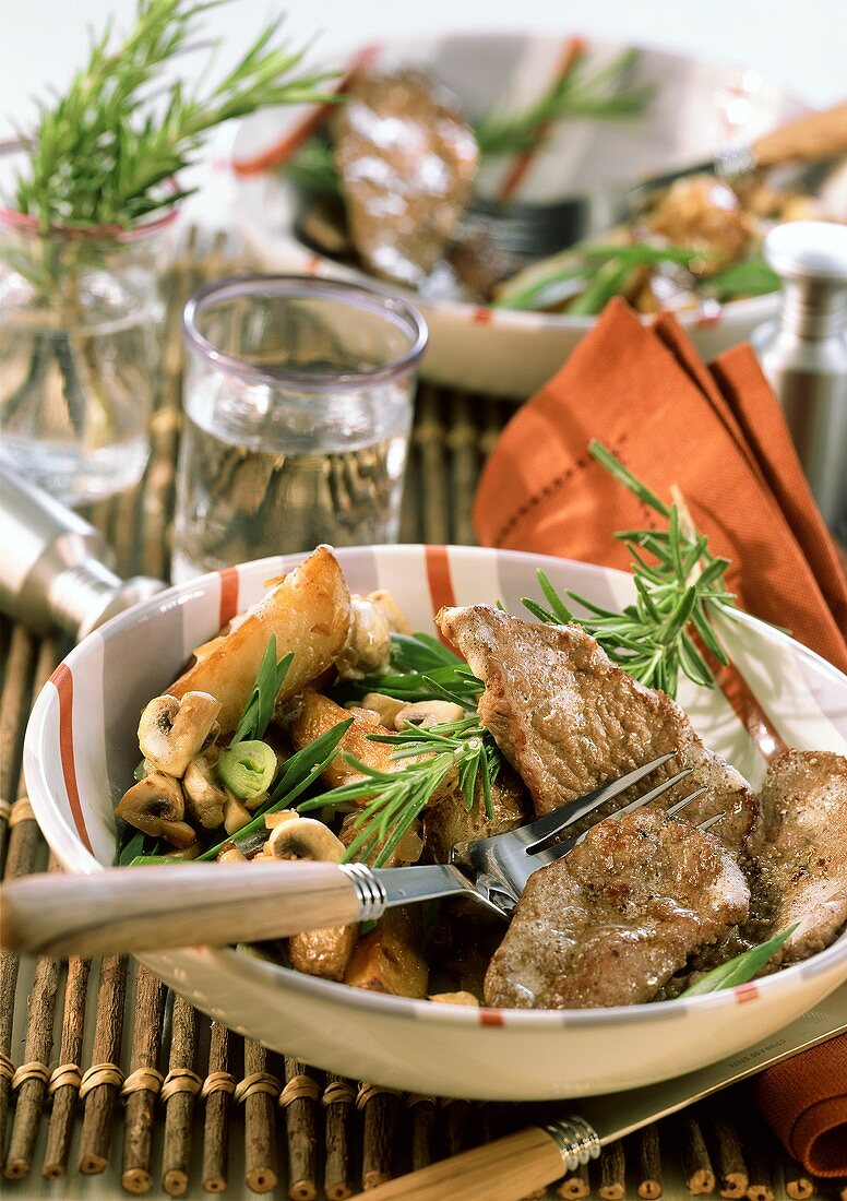 Minute steaks of veal with rosemary potatoes