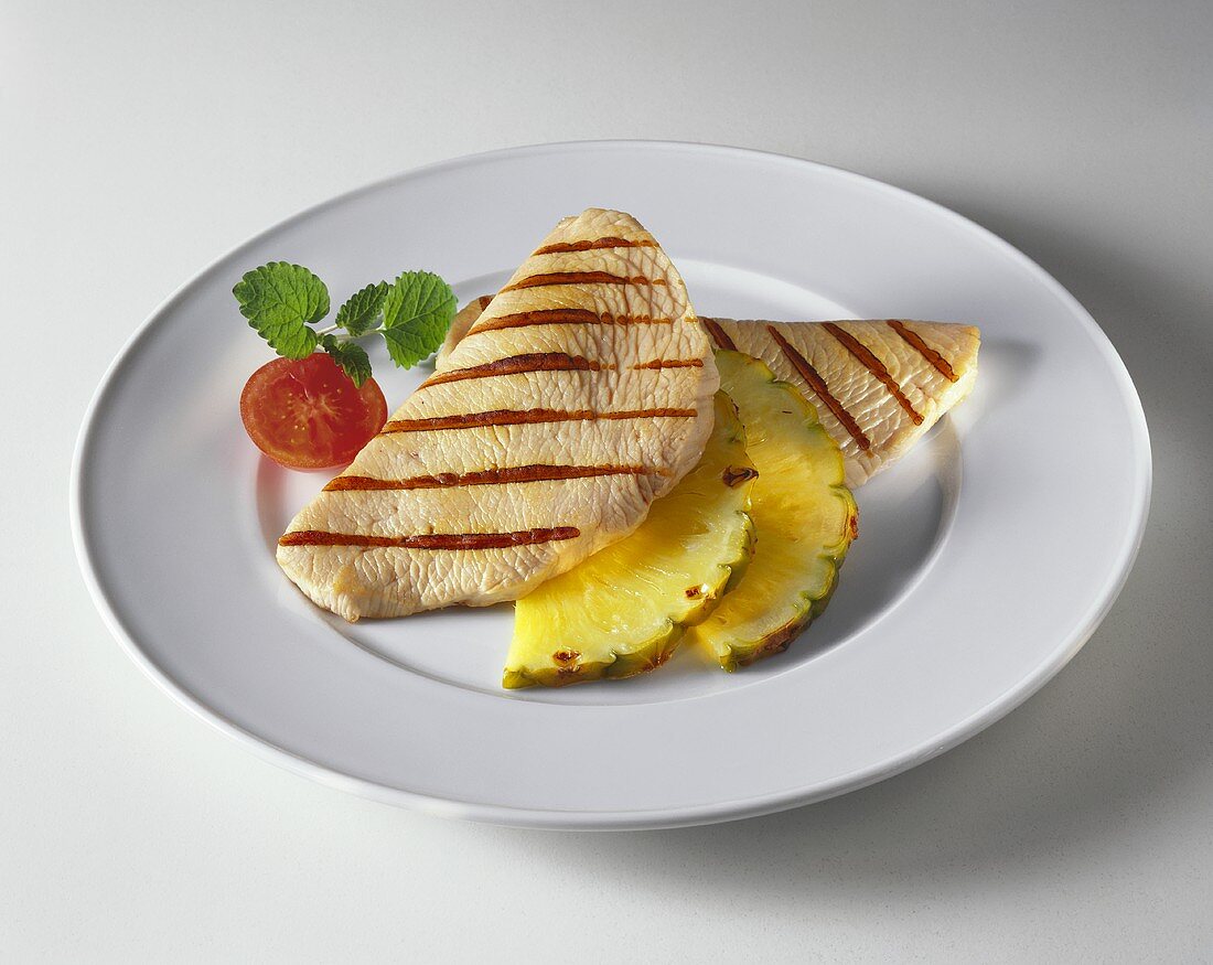 Grilled turkey escalope with pineapple