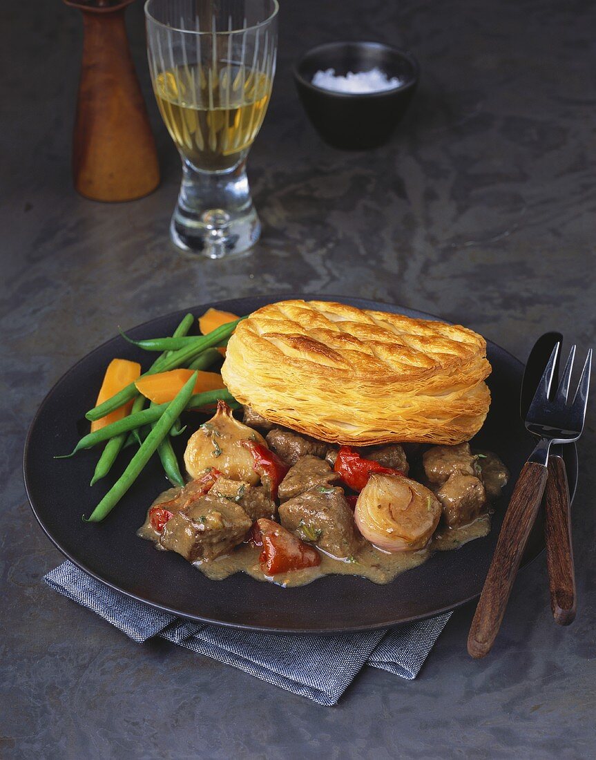 Beef ragout with peppers and puff pastries