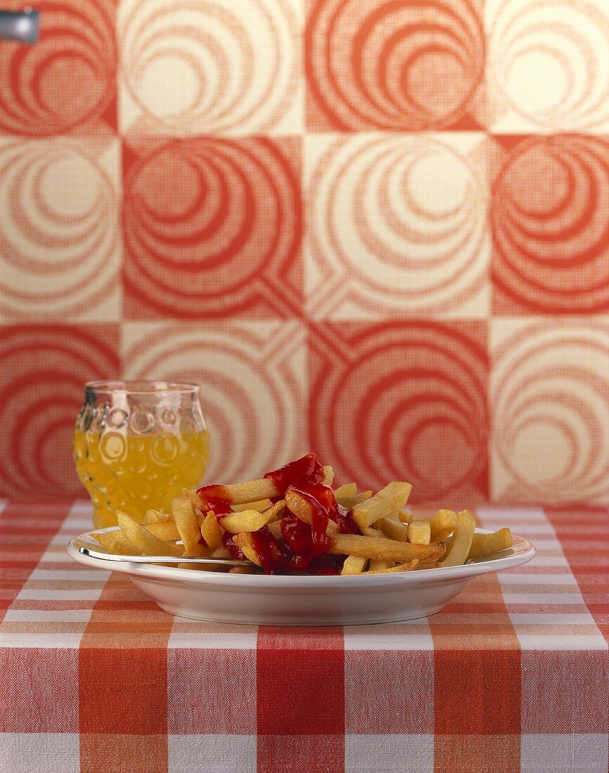 Pommes frites mit Ketchup und Limonade (Stil der 70er Jahre)