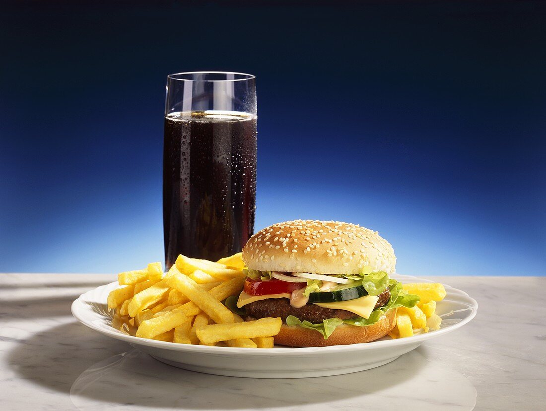 Cheeseburger mit Pommes frites und Cola