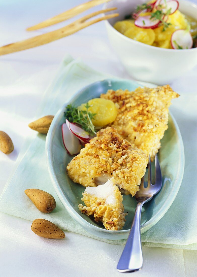 Rotbarschfilet in Mandelpanade mit Kartoffel-Kräuter-Salat