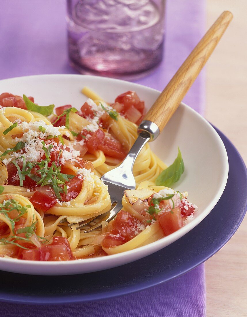 Linguine with tomato sauce