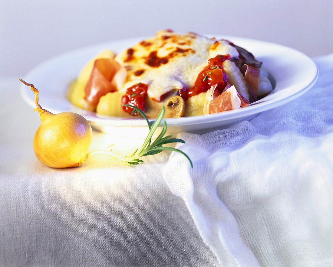 Gratinierte Gnocchi mit Käse, Champignons und Schinken