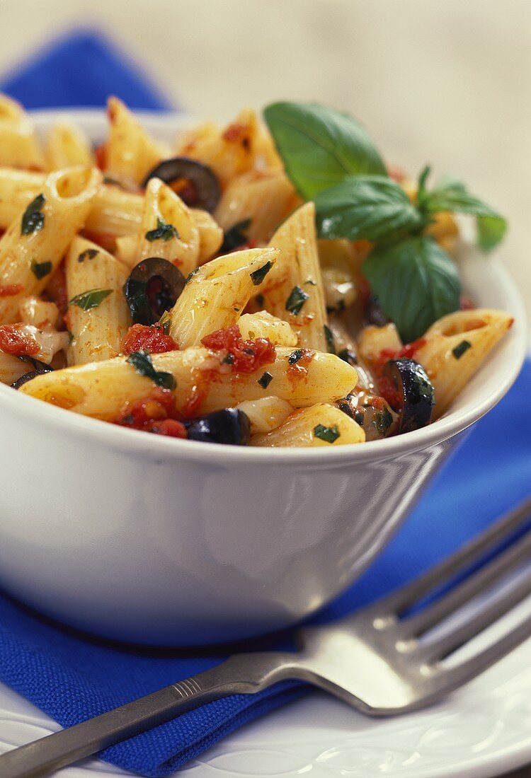 Penne mit Oliven und Tomaten