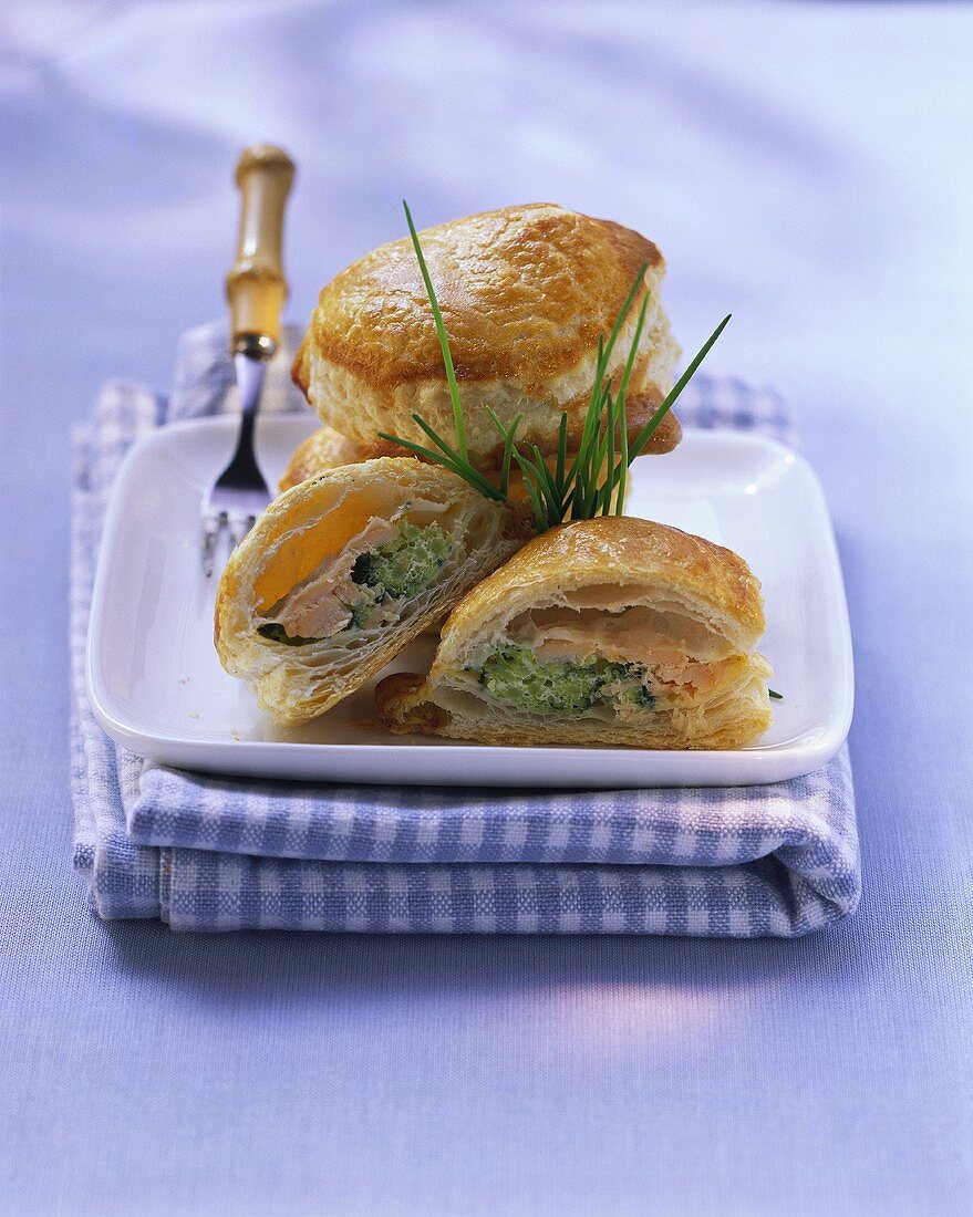 Salmon and broccoli parcels with chives