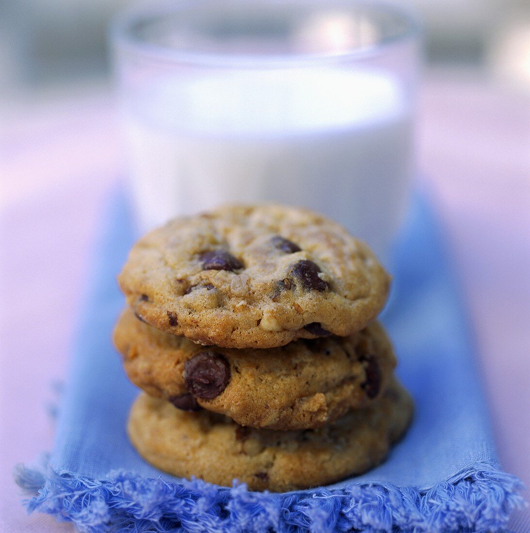 Chocolate Chip Cookies und Glas Milch