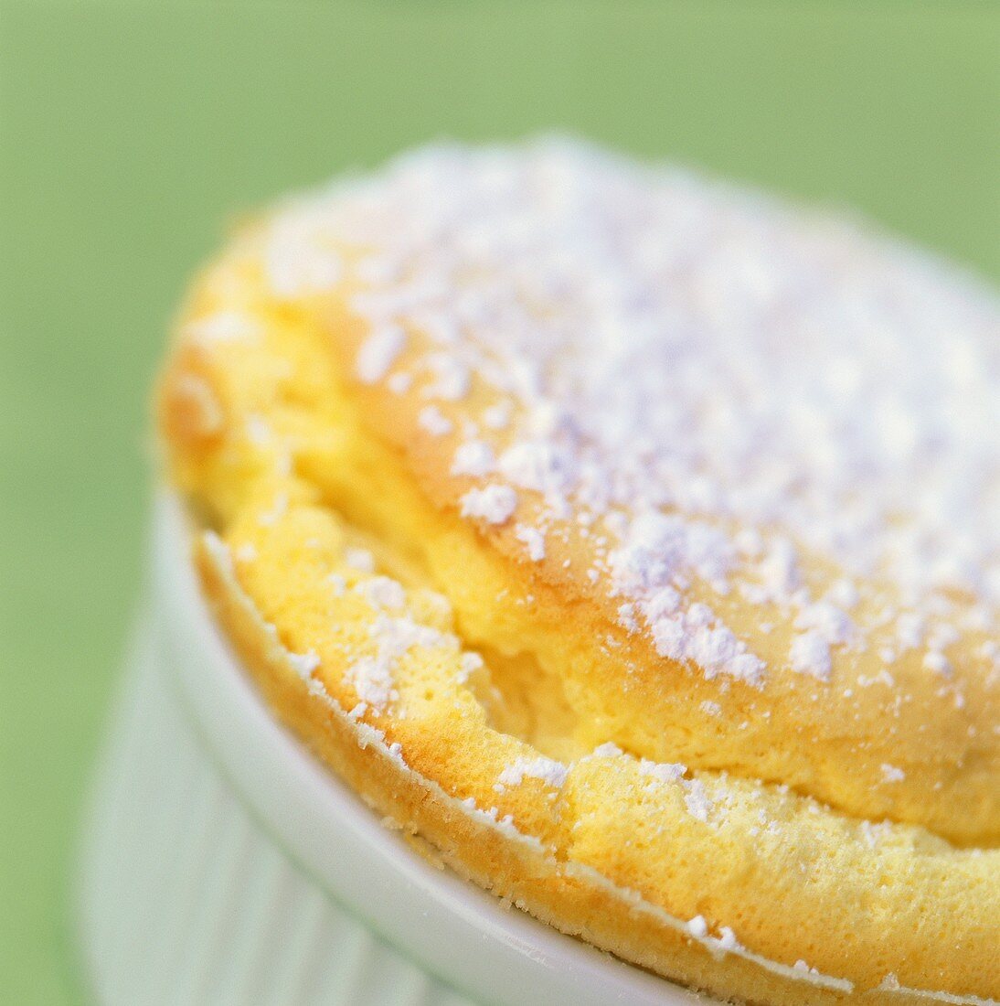 Vanilla soufflé with icing sugar (close-up)