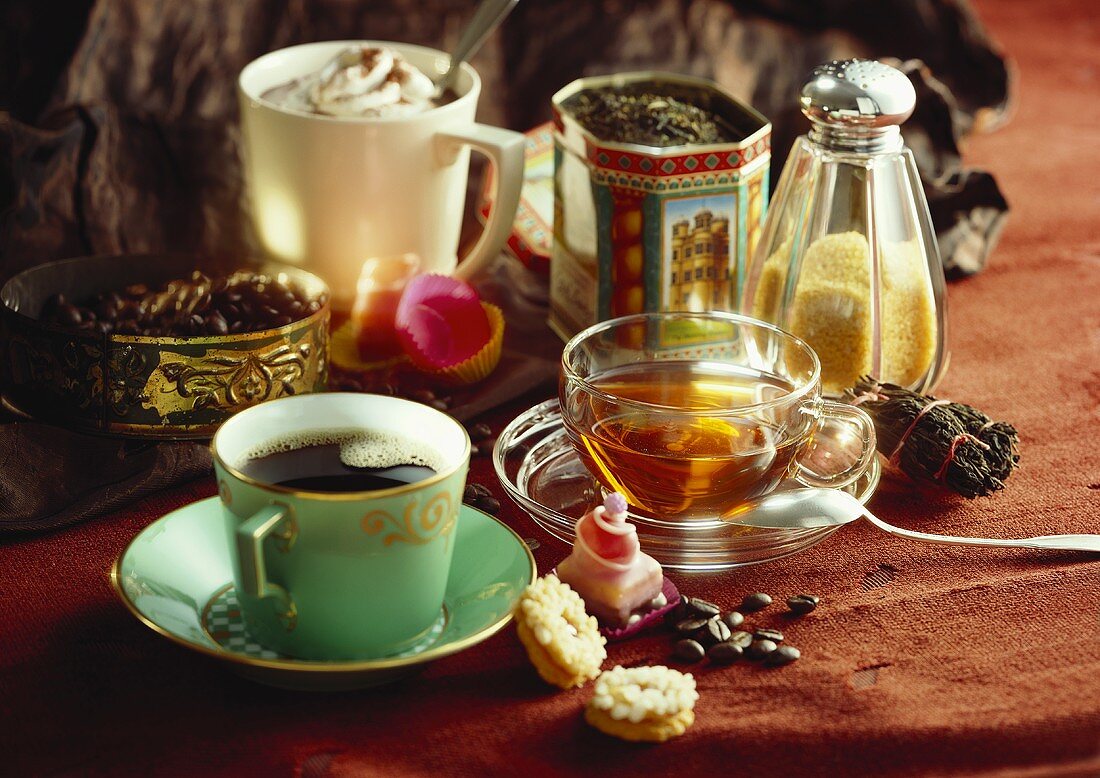 Stillleben mit Kaffee, Tee und Kakao