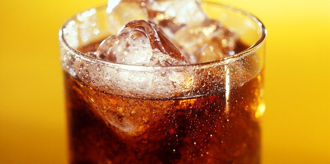 Glas Cola mit Eiswürfeln