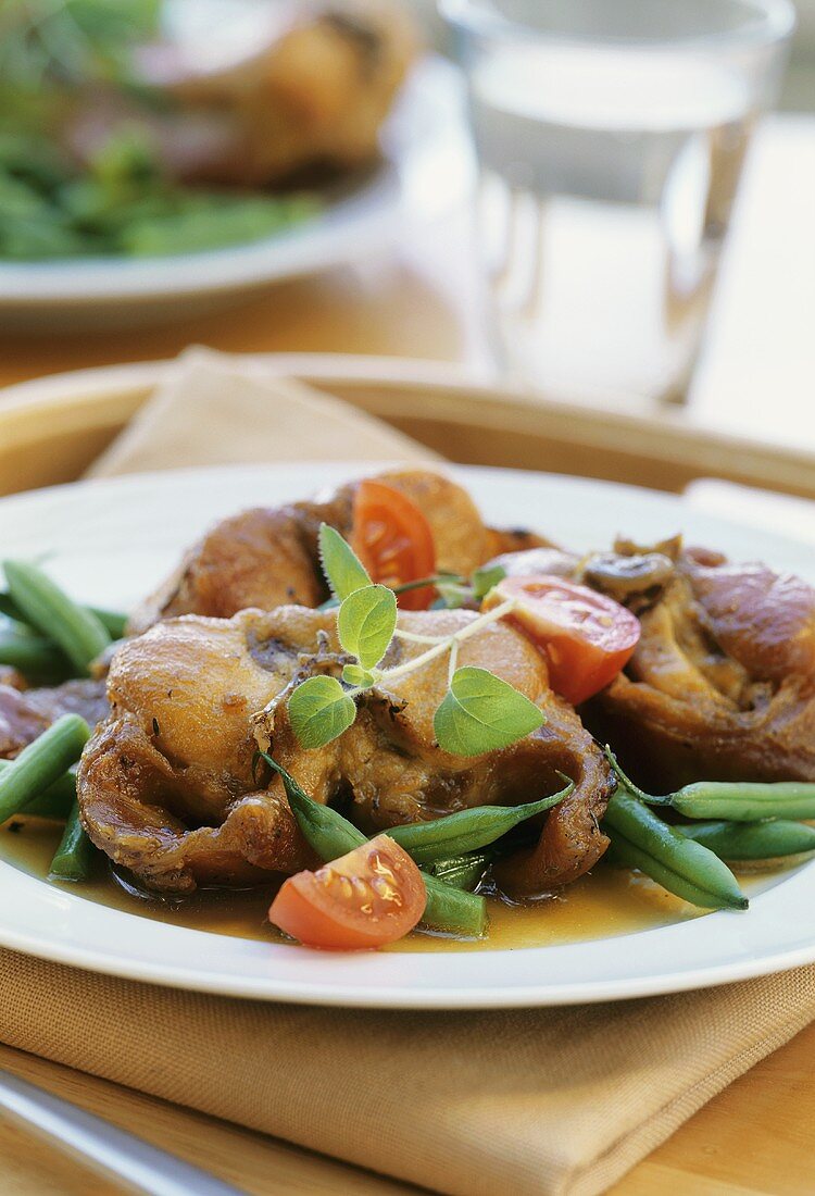 Kaninchenkoteletts mit grünen Bohnen, Tomaten und Oregano