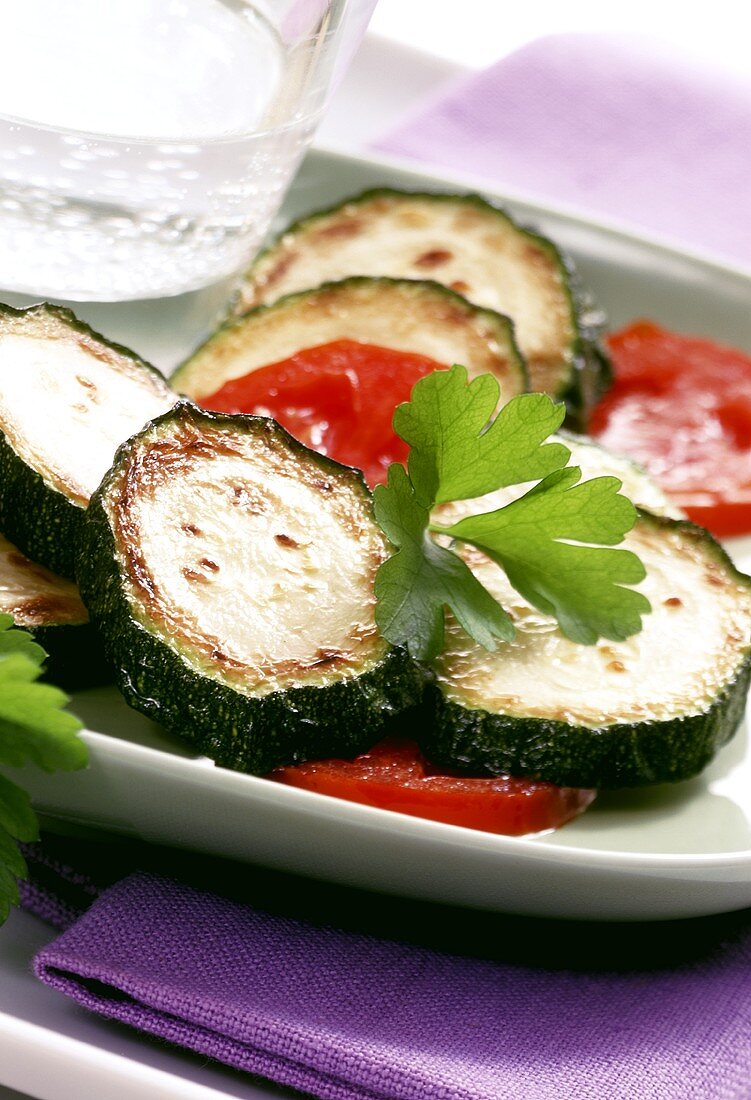 Gebratene Zucchini mit Tomaten