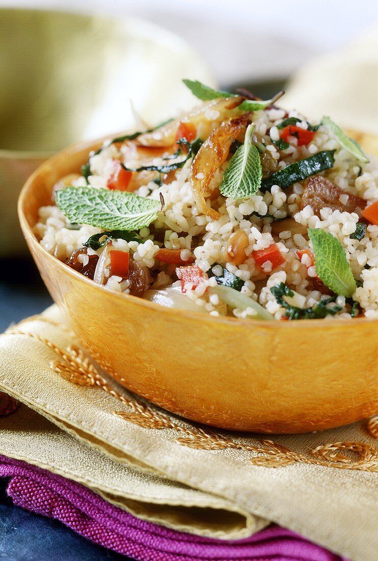 Couscous mit Gemüse, Pinienkernen und Minze