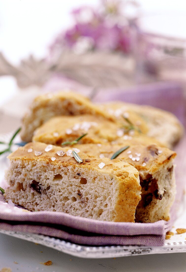 Brot mit Oliven, Rosmarin und Salz