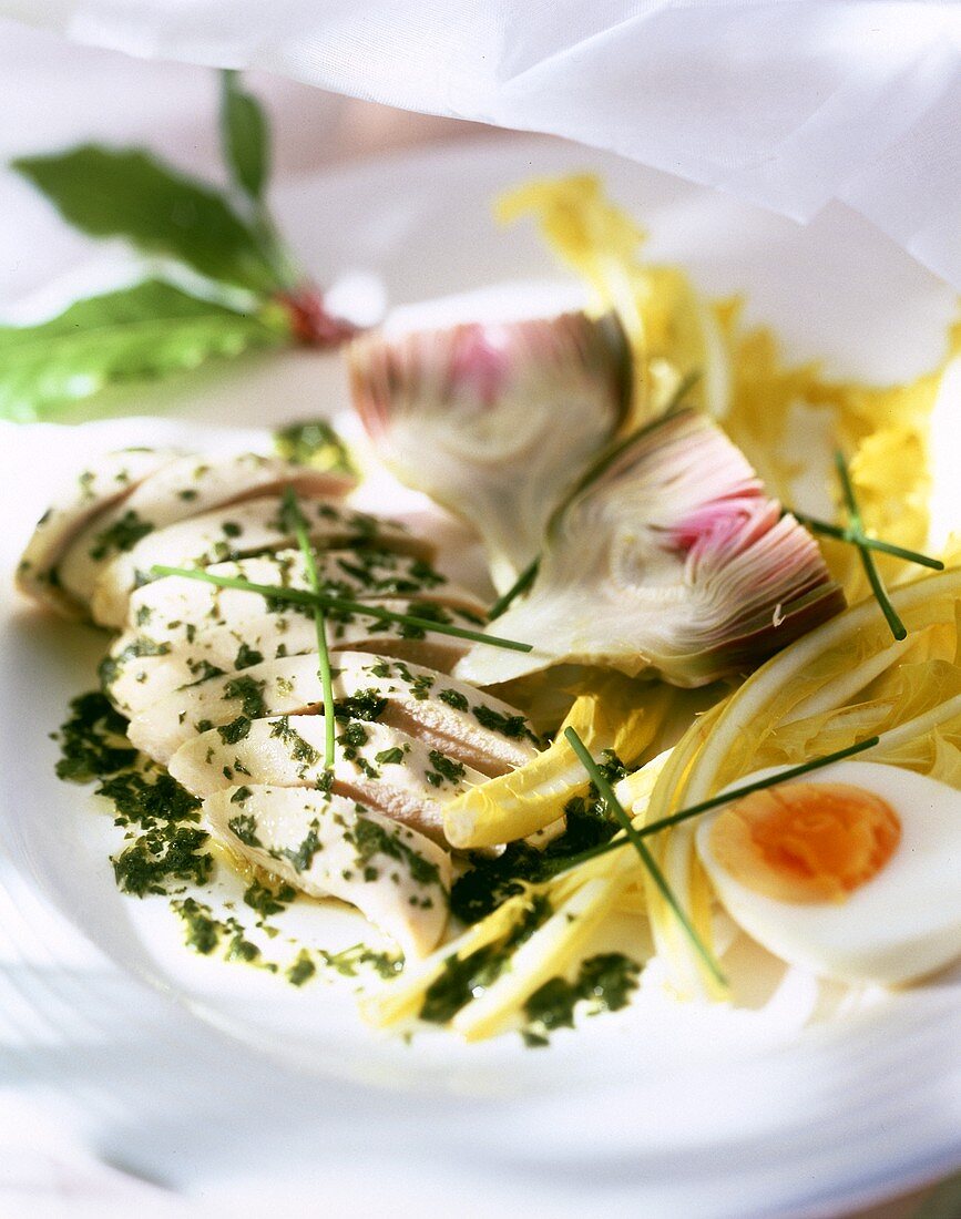 Gedämpftes Hähnchenfilet mit Kräutersauce, Salat und Ei