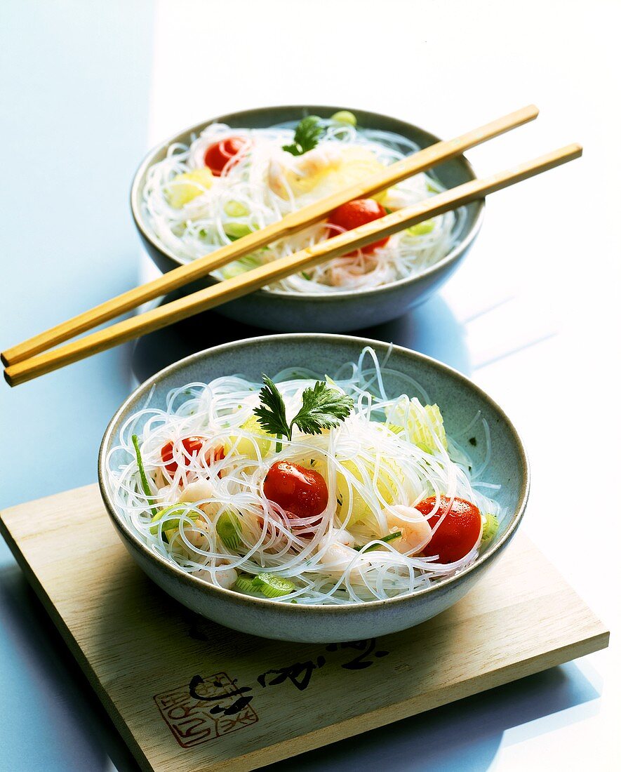 Asian rice noodles with shrimps and cherry tomatoes