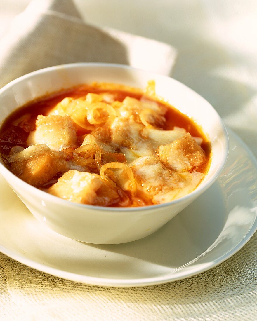 Tomatensuppe mit Fisch, Zwiebeln und Croûtons