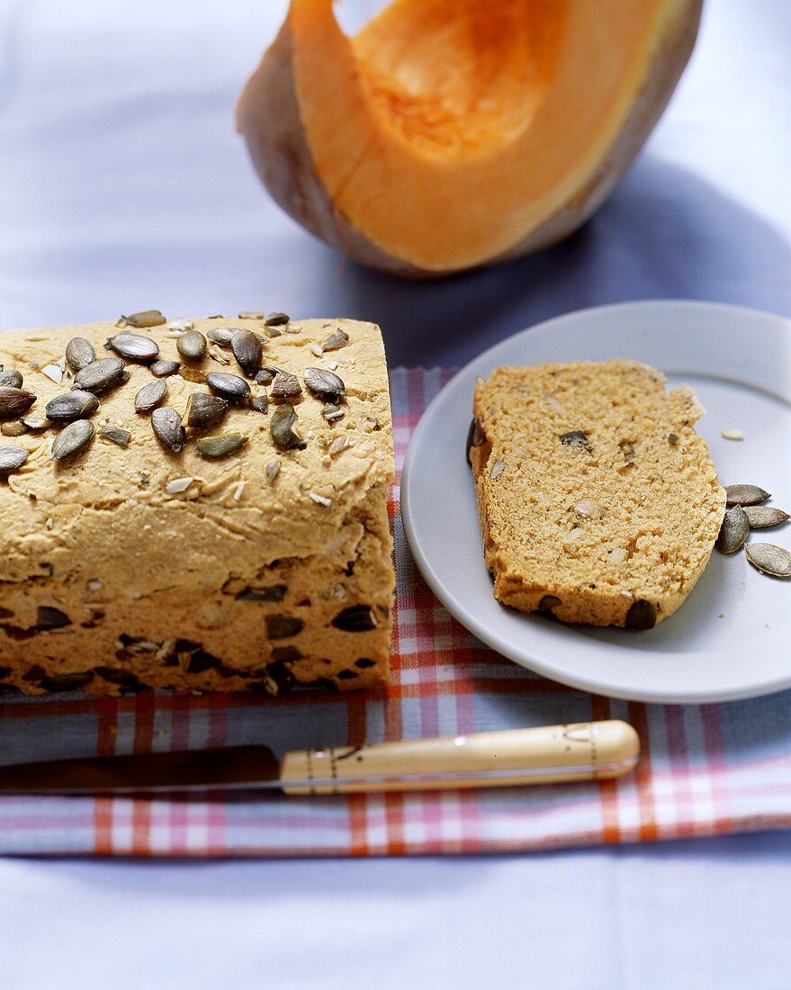 Kürbiskernbrot, angeschnitten