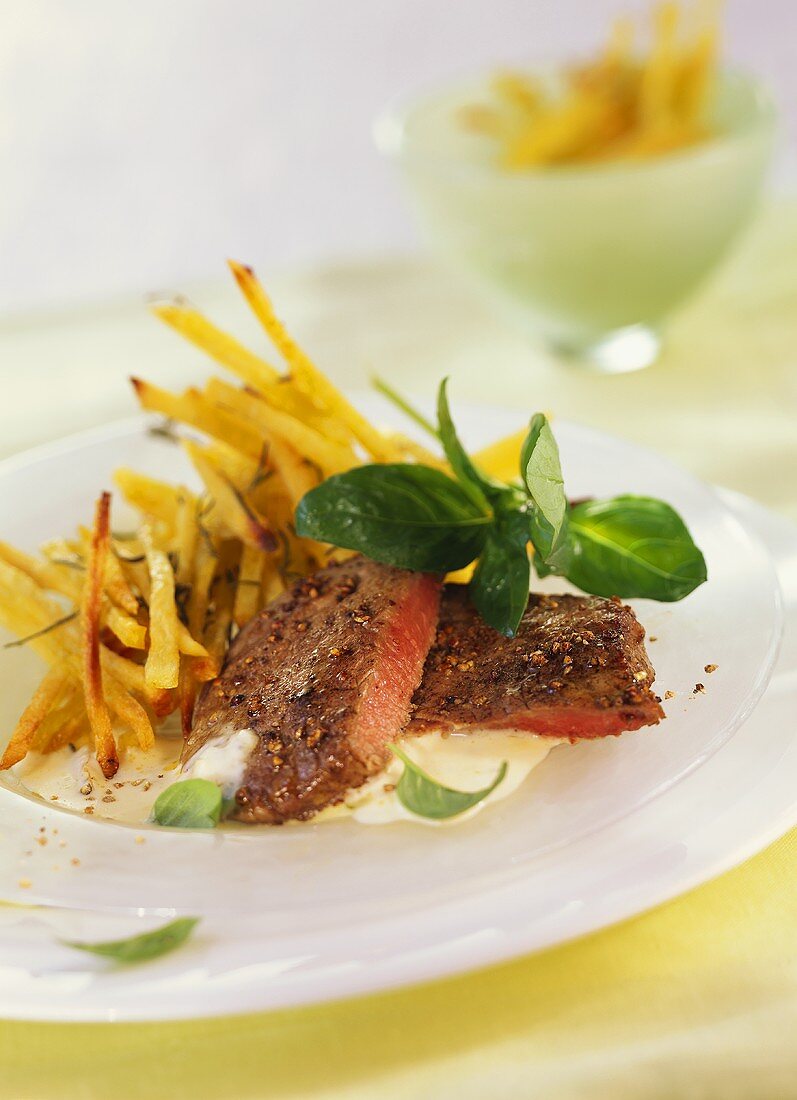 Rinderfilet mit Knoblauchsauce und Rosmarin-Kartoffelstiften