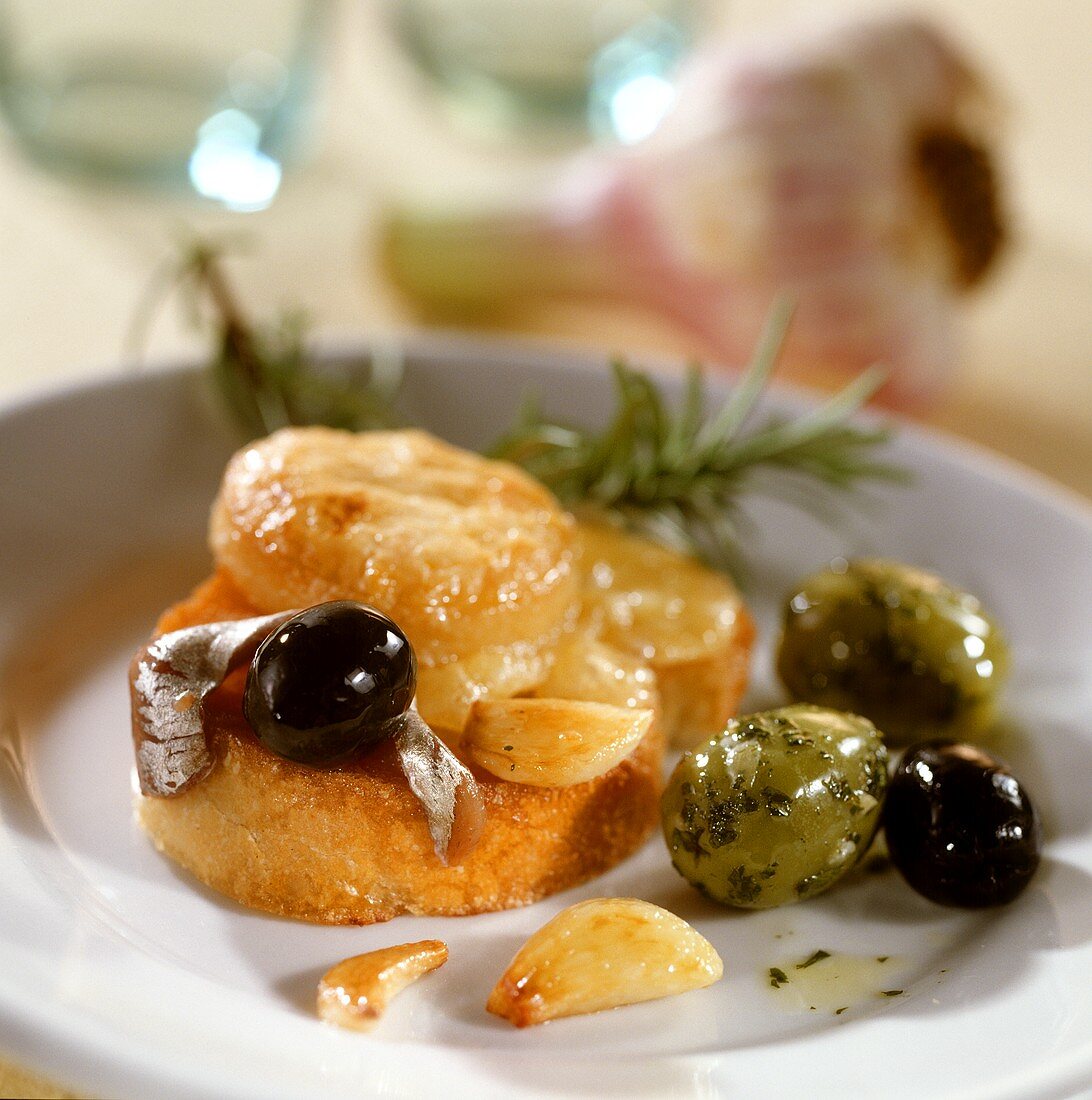 Überbackenes Baguette mit Ziegenkäse, Knoblauch, Oliven