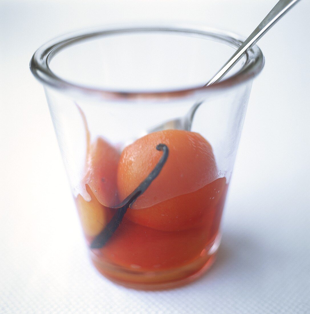 Aprikosenkompott mit Vanilleschote im Glas