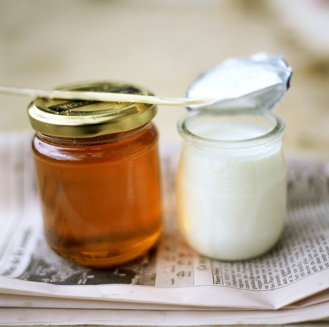 Honig und Joghurt auf französischer Zeitung
