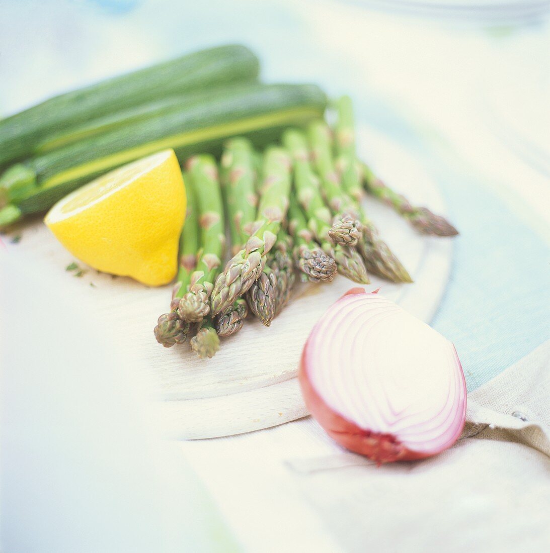 Grüner Spargel, Zucchini, Zwiebel und Zitrone