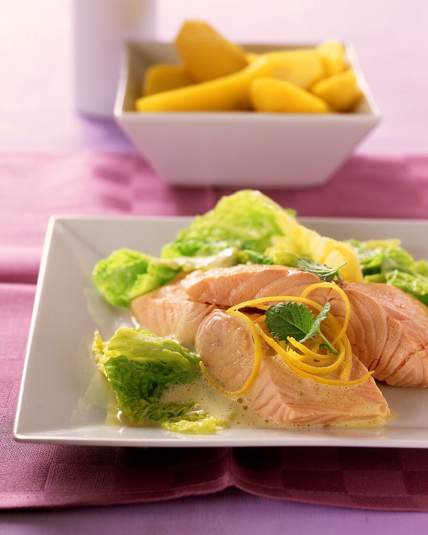 Salmon fillet with savoy and lemon sauce