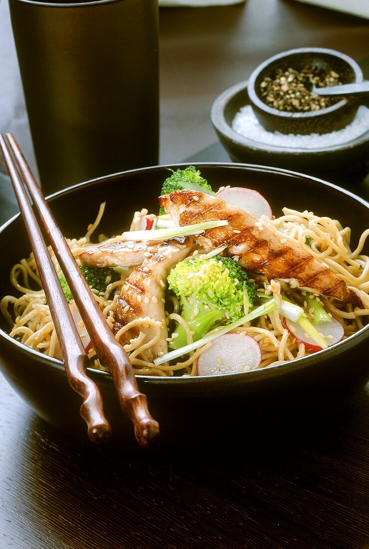 Asiatischer Nudelsalat mit Hähnchen, Brokkoli und Radieschen