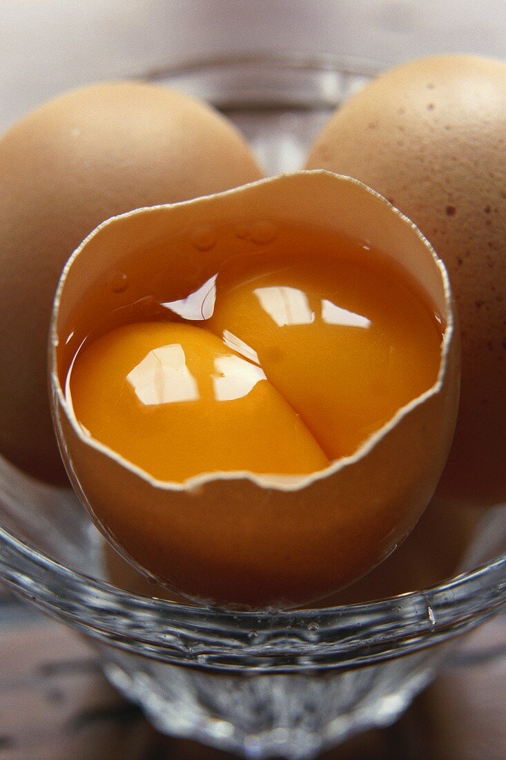 Aufgeschlagenes Ei mit zwei Eigelben