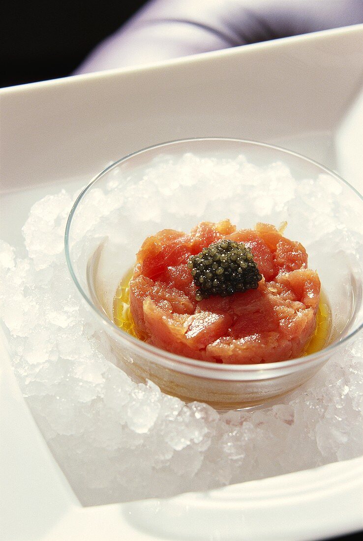 Thunfischtartar mit Kaviar auf Eis
