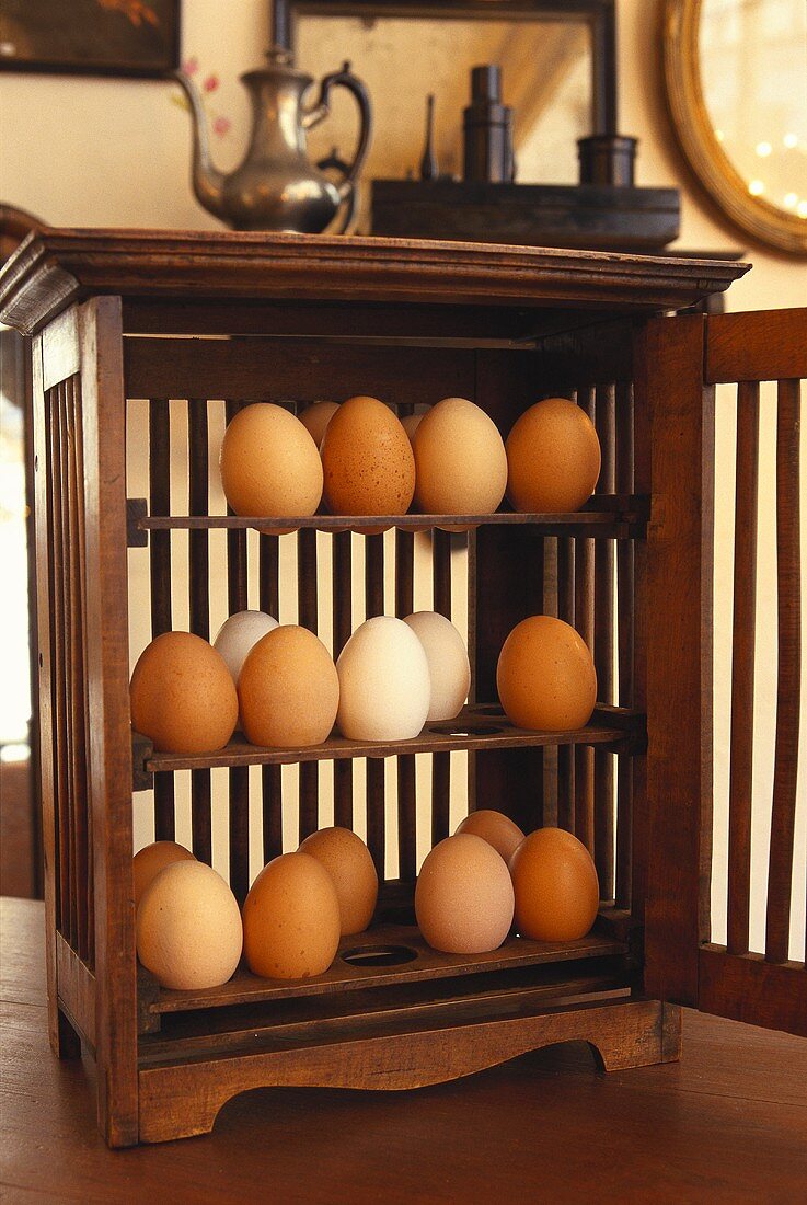 Eier im Holzschrank
