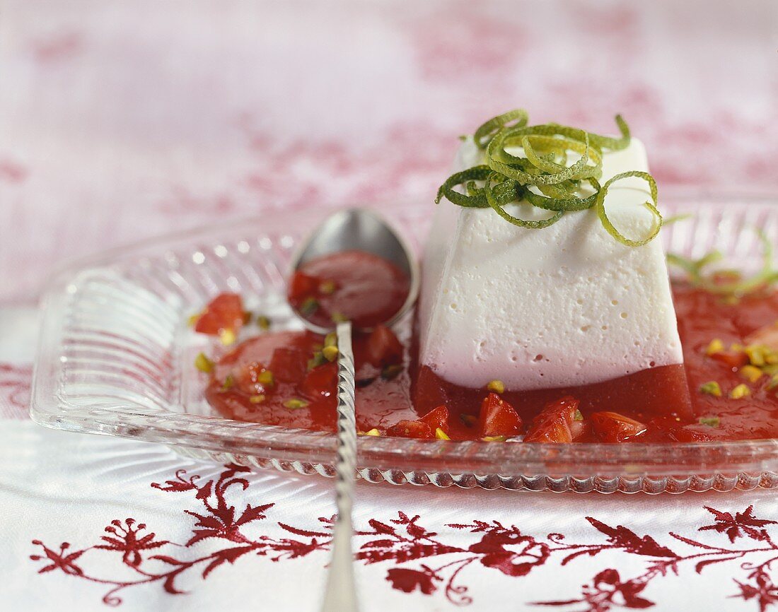 Joghurt-Erdbeer-Mousse mit Limettenzesten