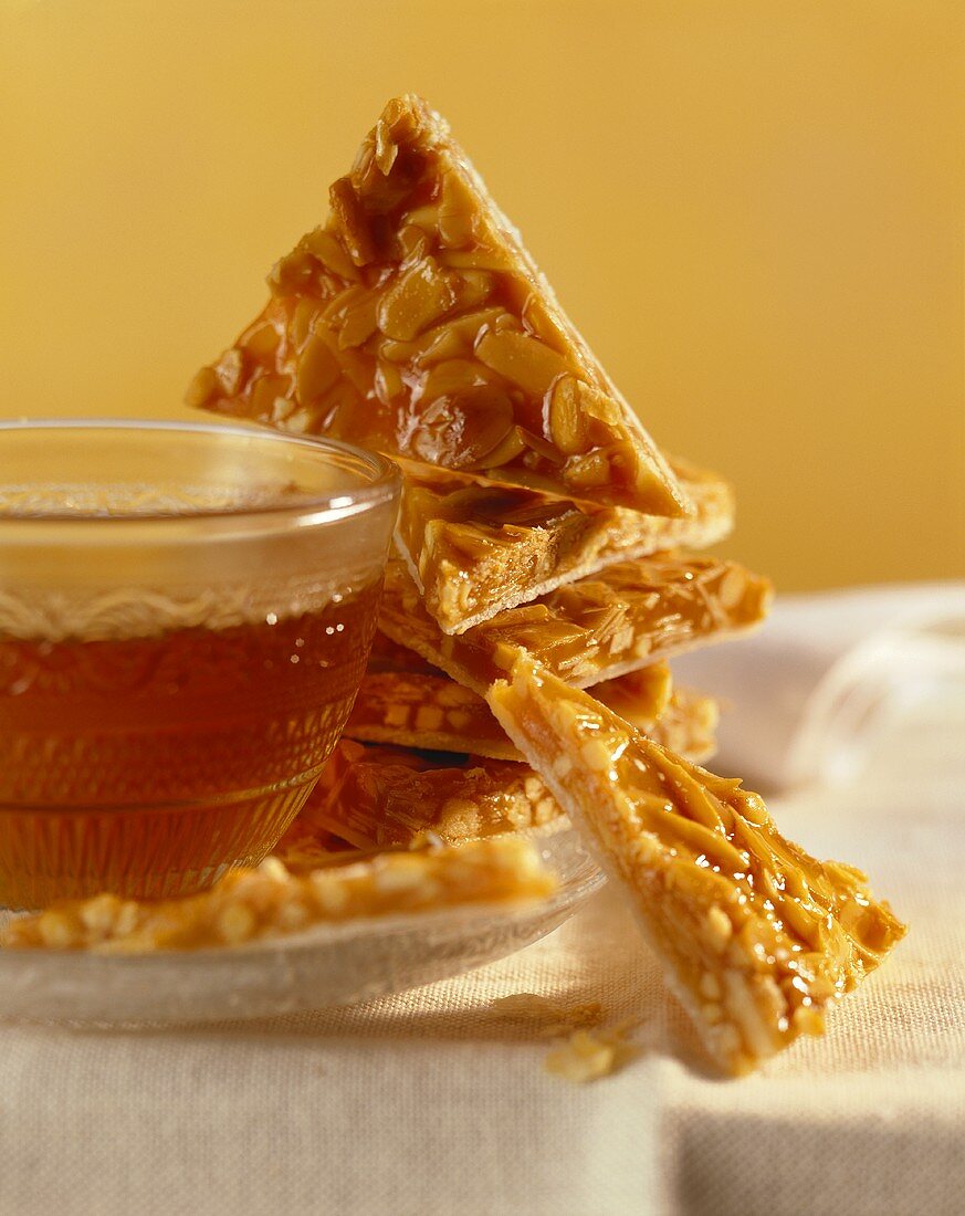 Almond caramel triangles with honey