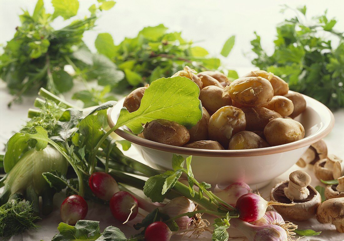 Pellkartoffeln mit frischen Radieschen, Pilzen und Kräutern