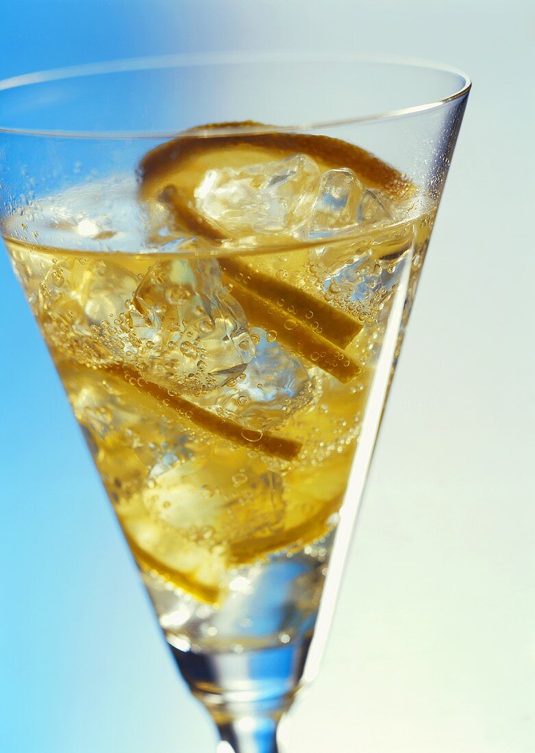 Cocktail mit Zitronenscheiben und Eiswürfeln