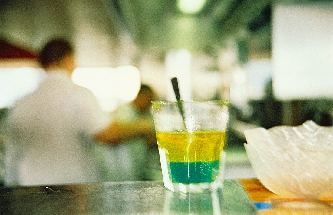 Cocktail mit Grand Marnier und Blue Curacao in einer Bar