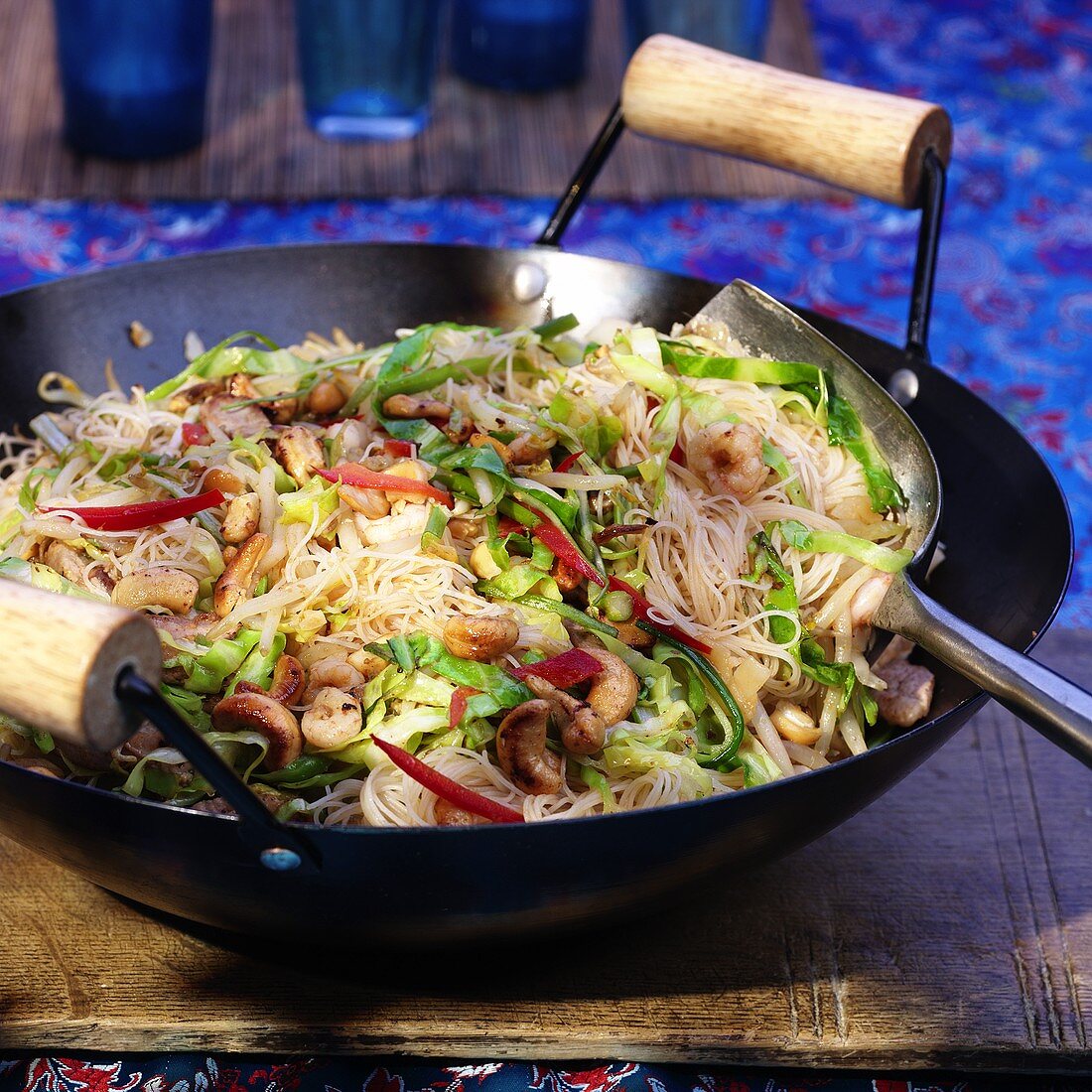 Thailändische Nudeln mit Fleisch, Gemüse und Erdnüssen im Wok