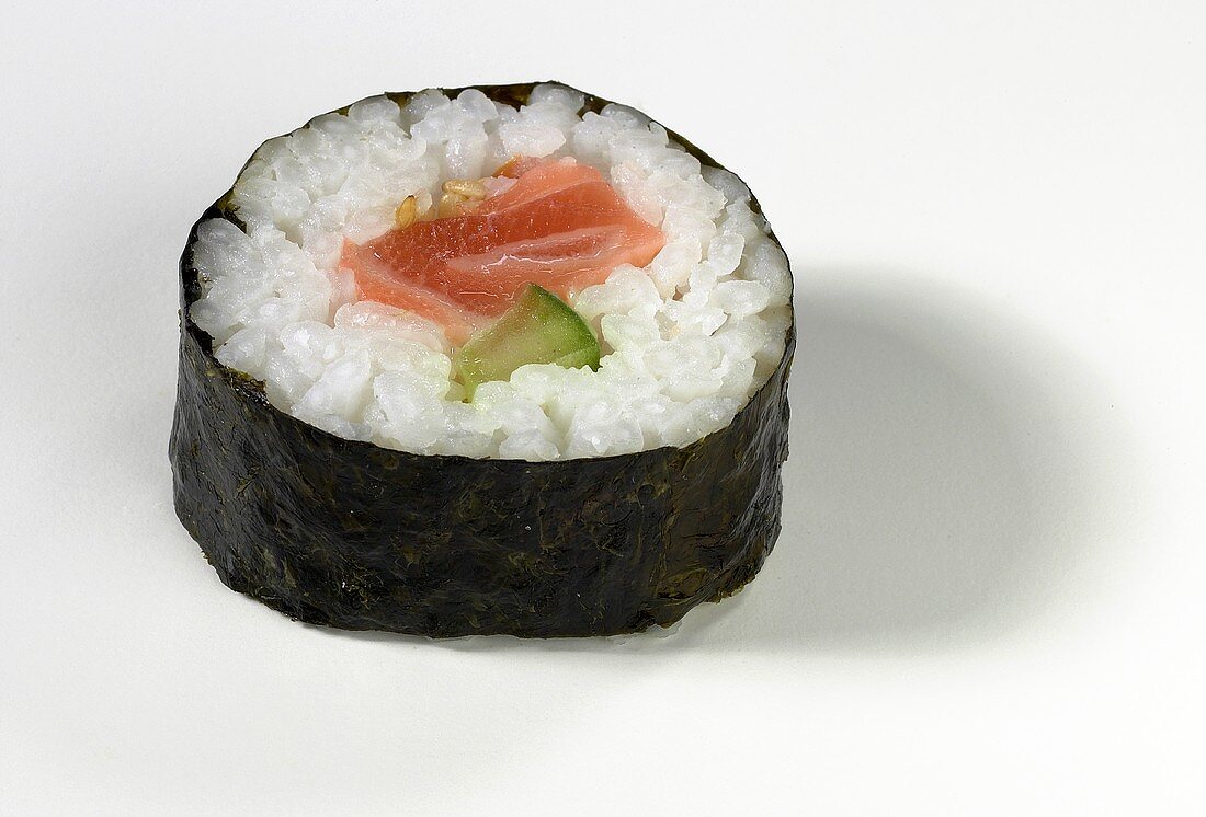 Maki-Sushi mit Lachs und Gurke – Bilder kaufen – 243152 StockFood