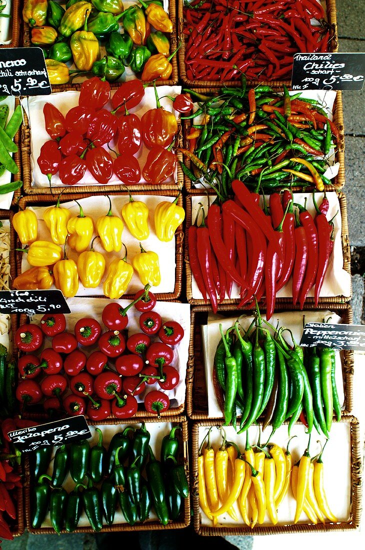 Verschiedene Chilisorten auf dem Markt