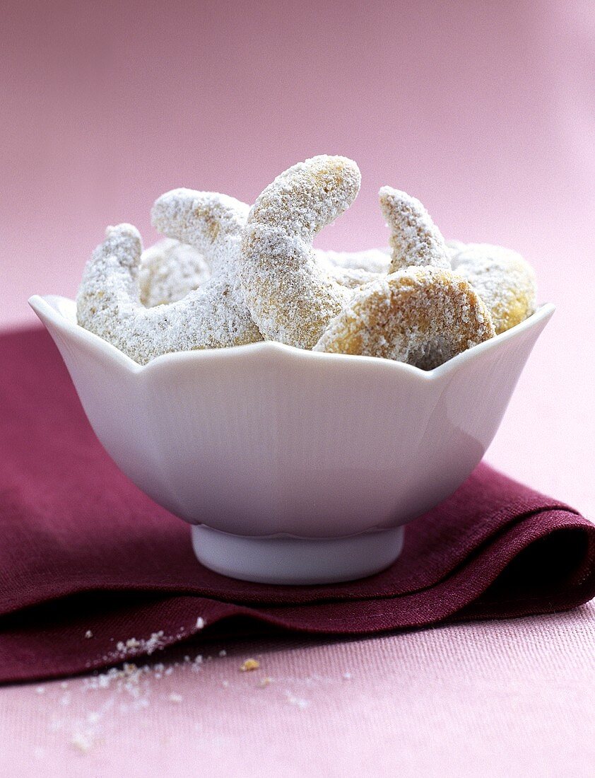 Vanilla crescents in white bowl