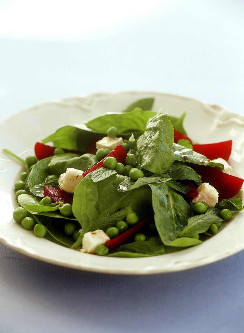 Spinach salad with beetroot, peas and mint